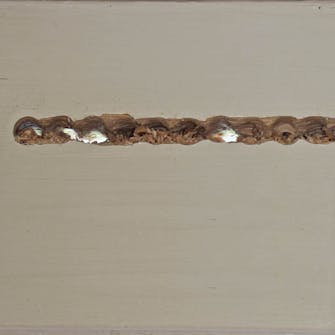 Tuuletusritilä oveen: Puhdista reiät lastuista ja sahanpurusta Tuuletusritilä oveen: Puhdista reiät lastuista ja sahanpurusta